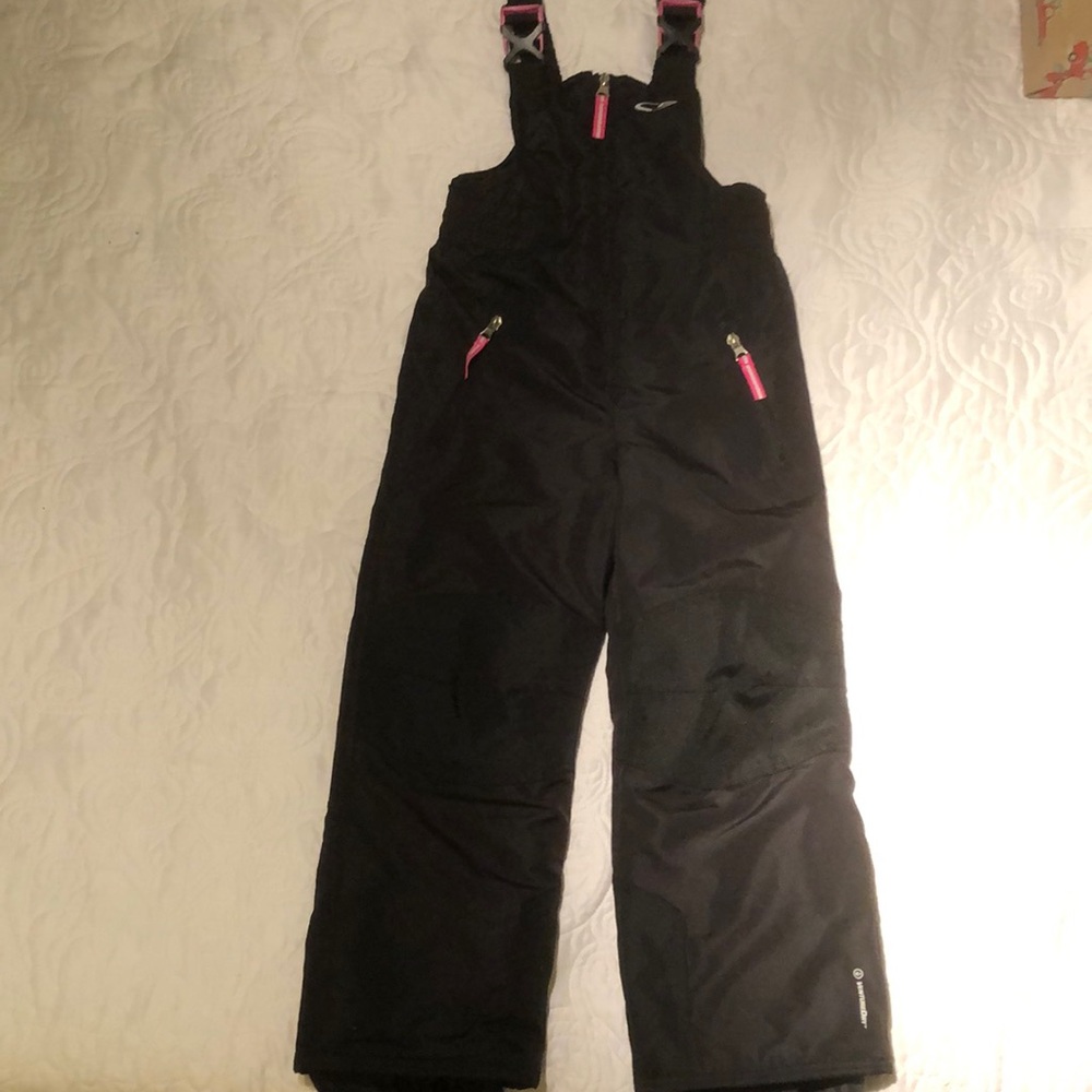 Champion Venturedry Little girls snowbibs—-XS(4-5) Color—-Black W/ pink zipper